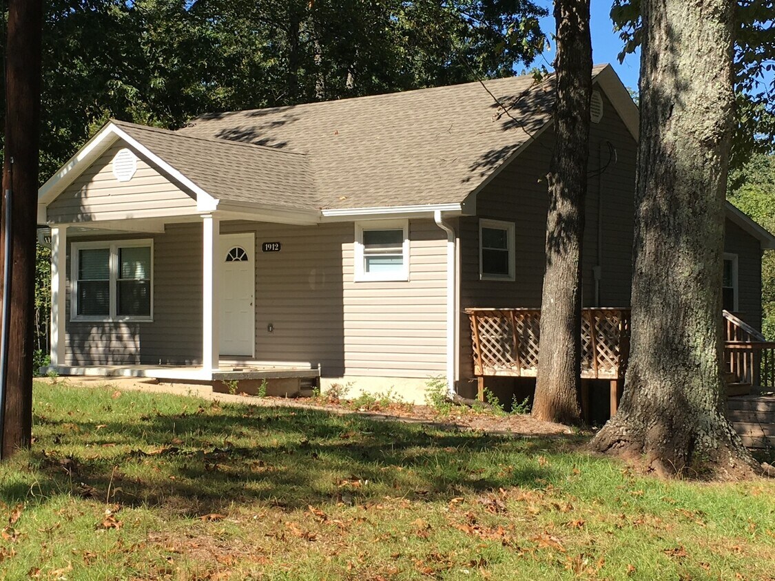 Primary Photo - Beautiful Home with Modern, Newly Remodele...