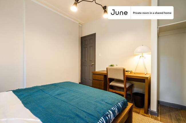Building Photo - Private bedroom in 3 bed/1 bath Home