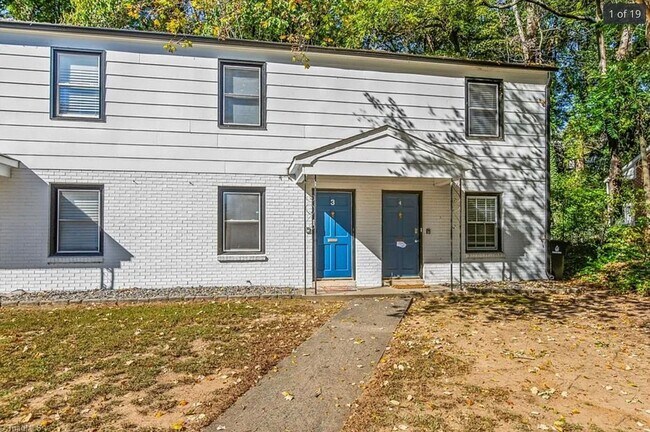 Foto del edificio - HALF OFF first month's rent - 2 bedroom/1.5 bathroom townhome in Ardmore