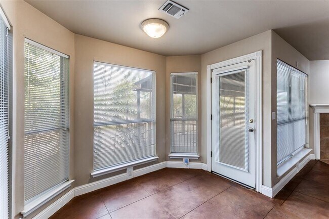 Foto del edificio - 5718 McCarty Ln