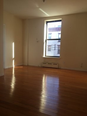 Primary Photo - 587 Halsey St