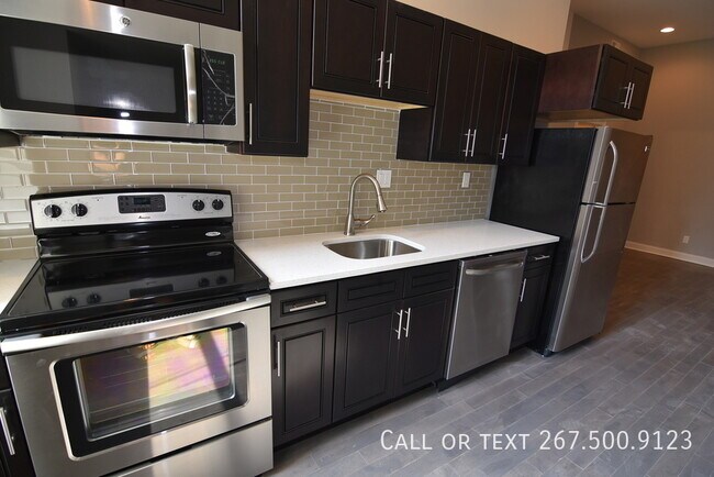 Building Photo - Renovated 3BR/1BA unit in Prime Location.
