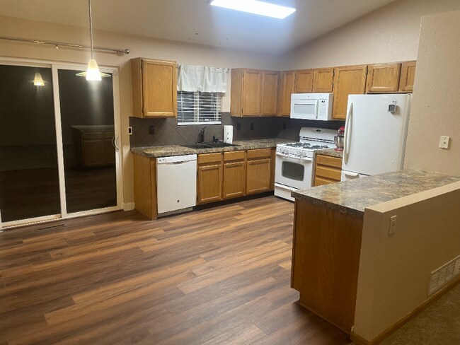 Building Photo - 4318 Suncreek Dr