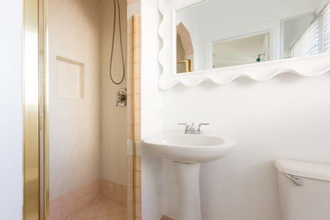 baño con ducha - 223 S Carson Rd