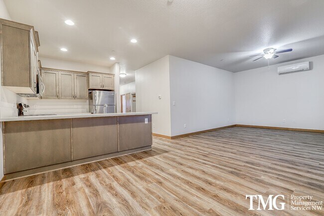 Building Photo - Newer 2BD Duplex in Great Washougal Locati...