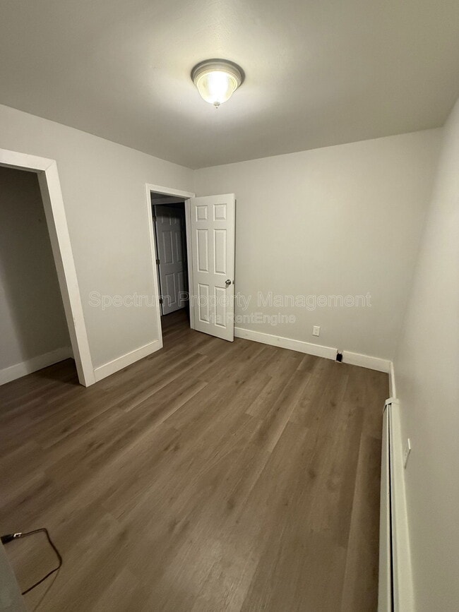 Foto del edificio - 428 McGrath Pond Rd