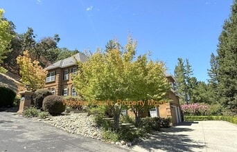 Building Photo - 20 Oak Crest Ln
