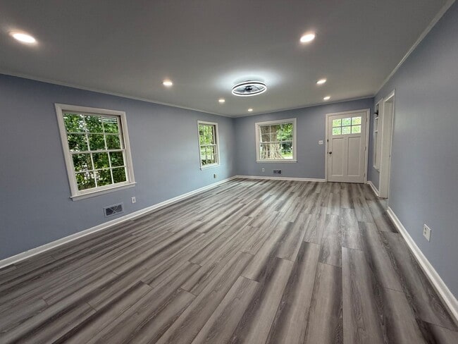 Building Photo - 226 College Dr