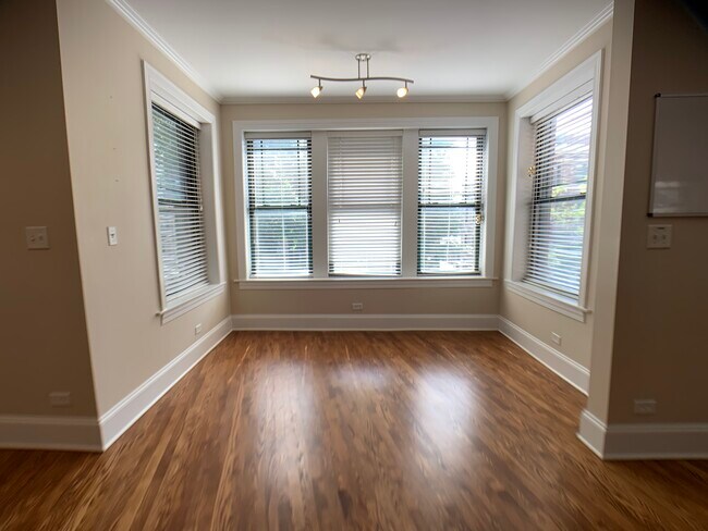 Foto del edificio - 1144 W Pratt Blvd