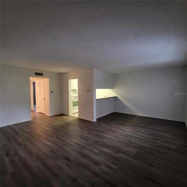 Building Photo - 2525 W Bay Dr