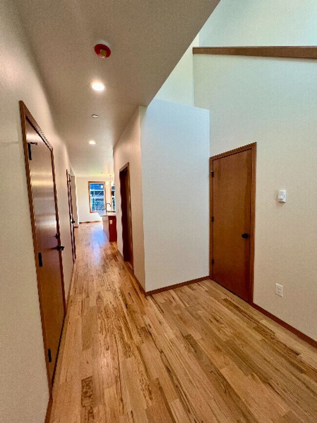 Foto del edificio - PENDING APPLICATION: Stunning Brand New Bu...