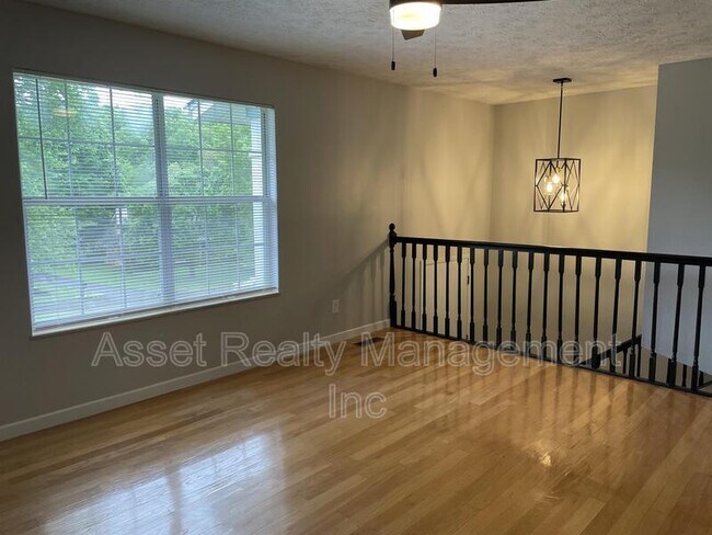 Photo - 608 Augustan Ln House