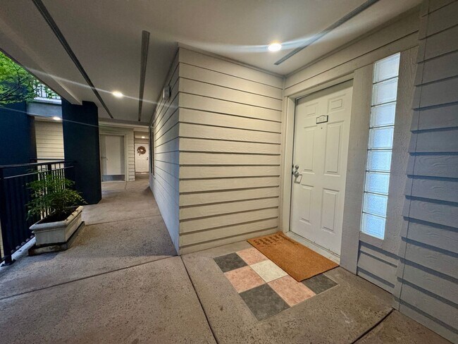 Foto del edificio - Beauitful 1 Bedroom with a Den and Balcony...