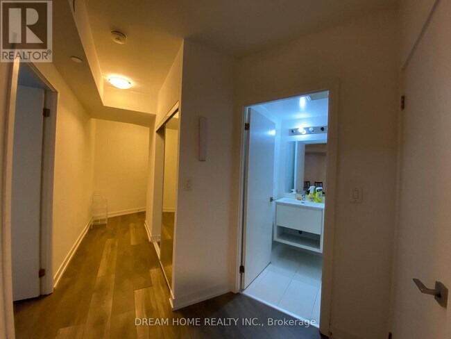 Building Photo - 159 Wellesley St E