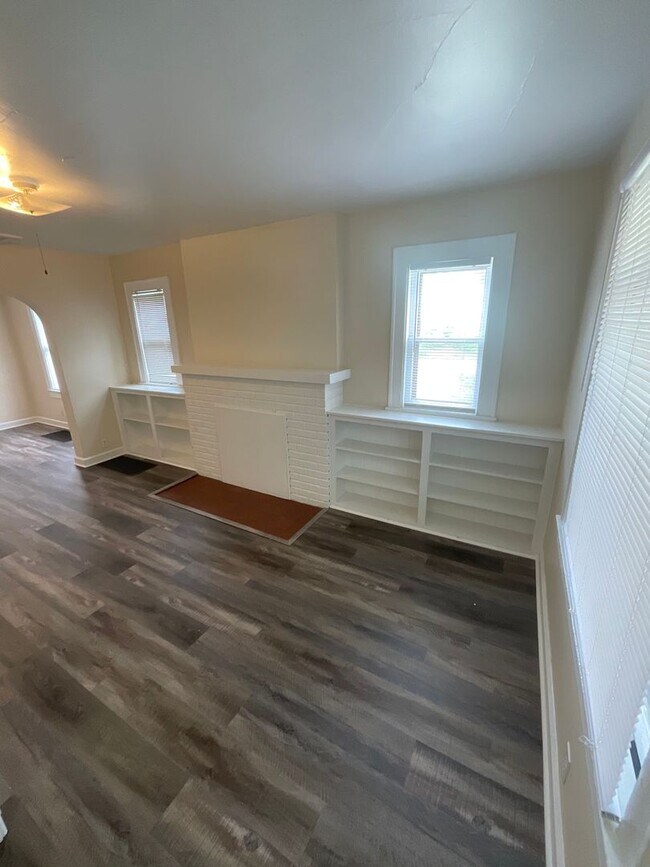Building Photo - *Available August 2026*  4 Bedroom / 2 Bat...