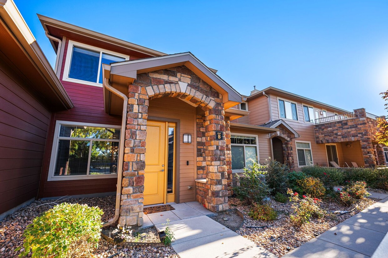 Primary Photo - Townhome in Highlands Ranch!