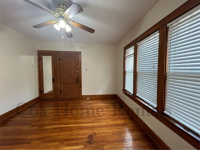 Foto del edificio - 3237 E Oakland Ave