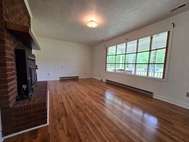 Foto del edificio - Enjoy Country Living in 3 Bed, 2 Bath, Brick Ranch