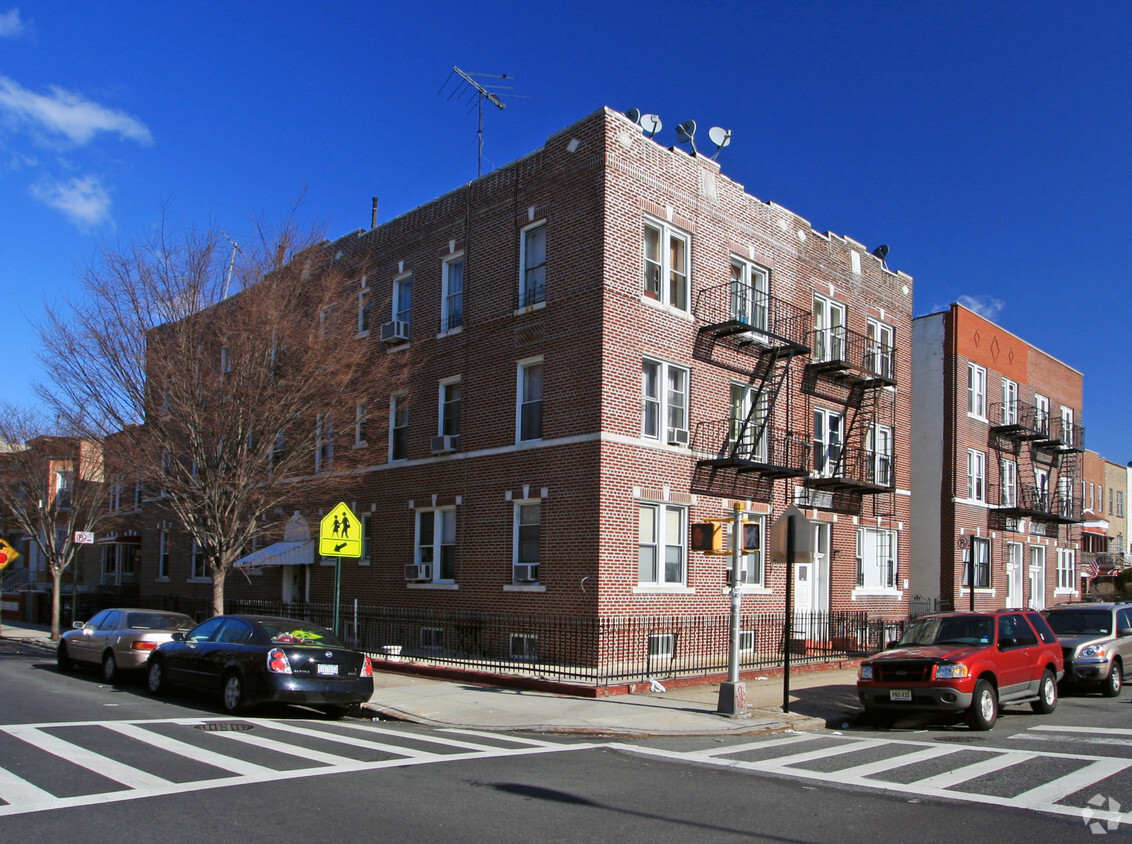 Foto del edificio - 1671 Benson Ave