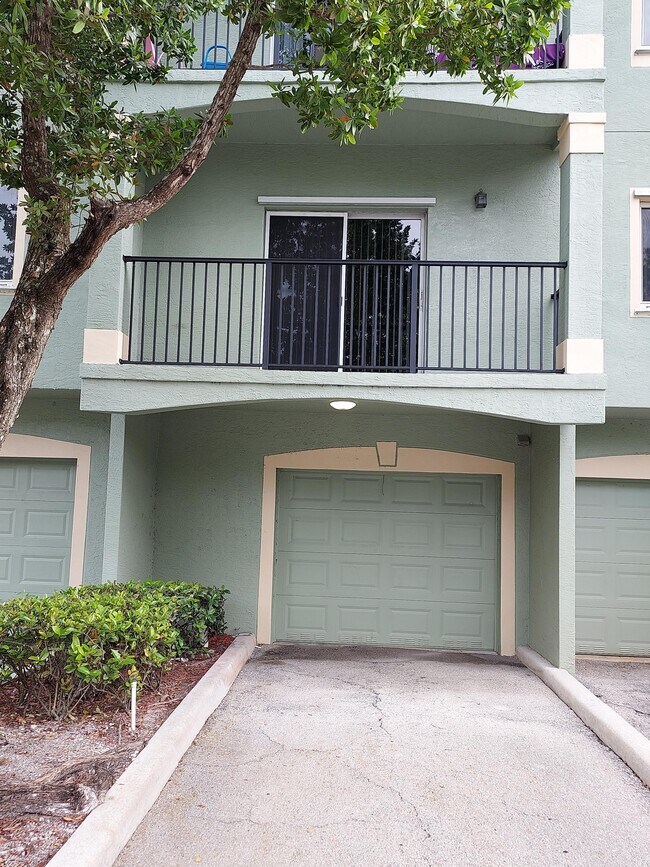 Building Photo - 330 Crestwood Cir