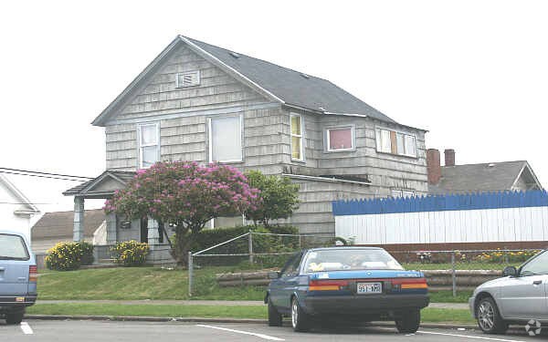Primary Photo - 4 Apartment Units And Sfr