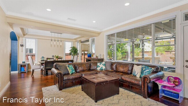 Building Photo - 4 br, 3.5 bath House - 2538 Summit Gln