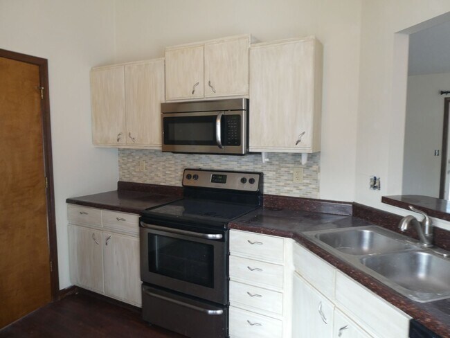 Foto del edificio - 3 Bed 1.5 Bath Home Off Of Mexico Gravel Road