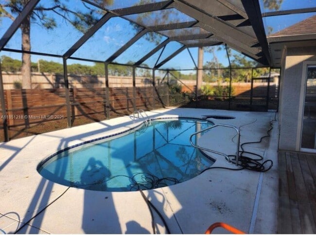 Building Photo - 120 Hombre Cir