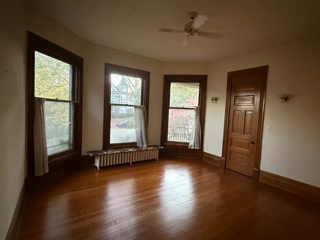 Building Photo - 435 Crescent St NE