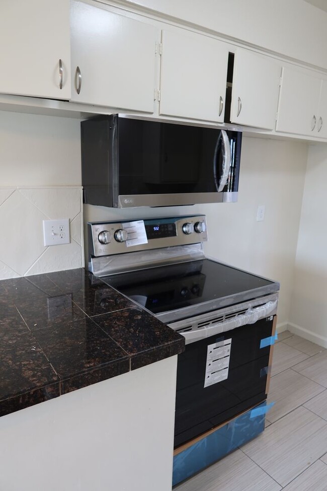 Building Photo - 3 br, 1 1/2 ba, 2 car gar in the Brentwood...