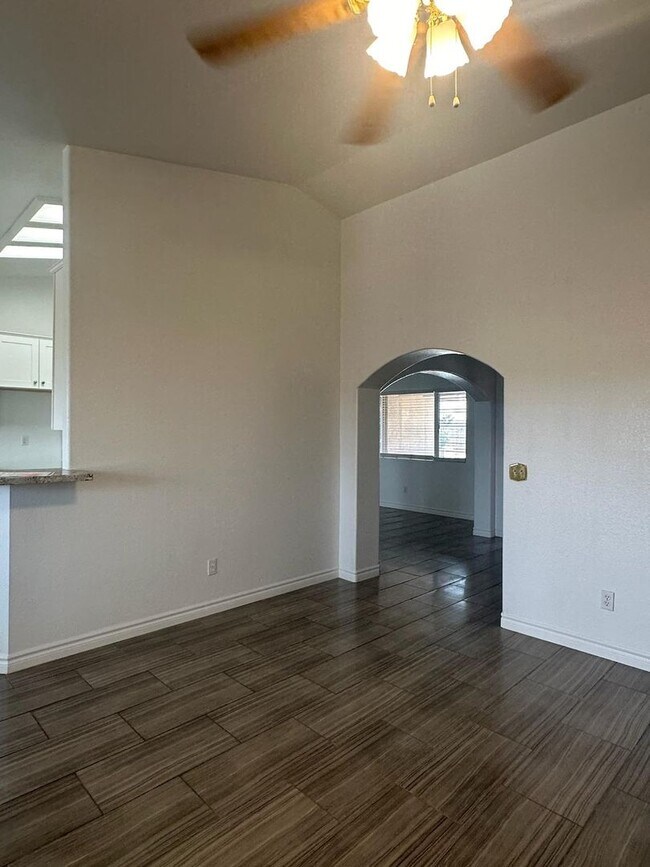 Foto del edificio - 12033 1/2 Locust Ln
