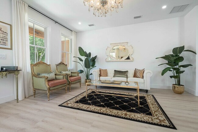 Building Photo - 30 W Castillo Dr