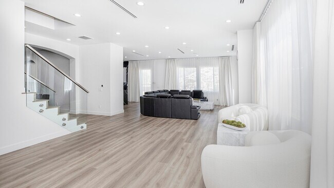 Foto del edificio - 17195 Summit Hills Dr