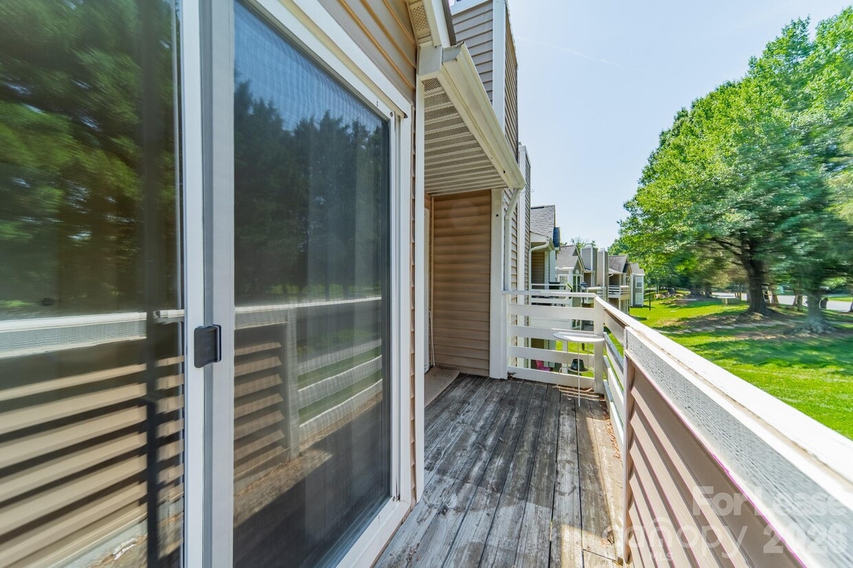 Building Photo - 9605 Vinca Cir