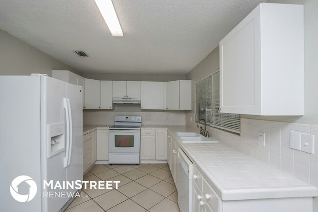 Building Photo - 850 Carnation Dr