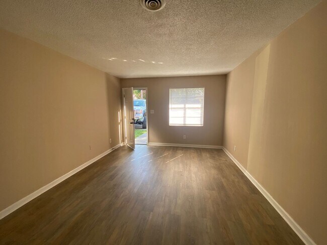 Foto del edificio - 2630 Vance Dr