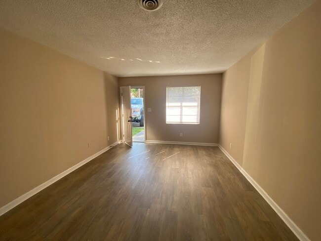 Building Photo - 2630 Vance Dr