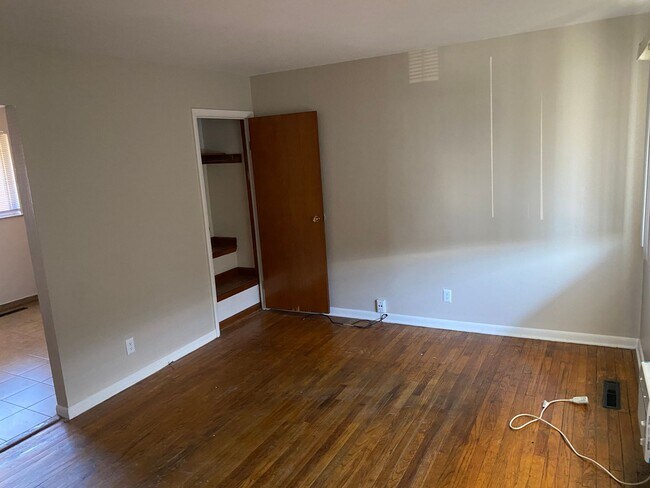 Foto del edificio - 381-385 S Yearling Rd