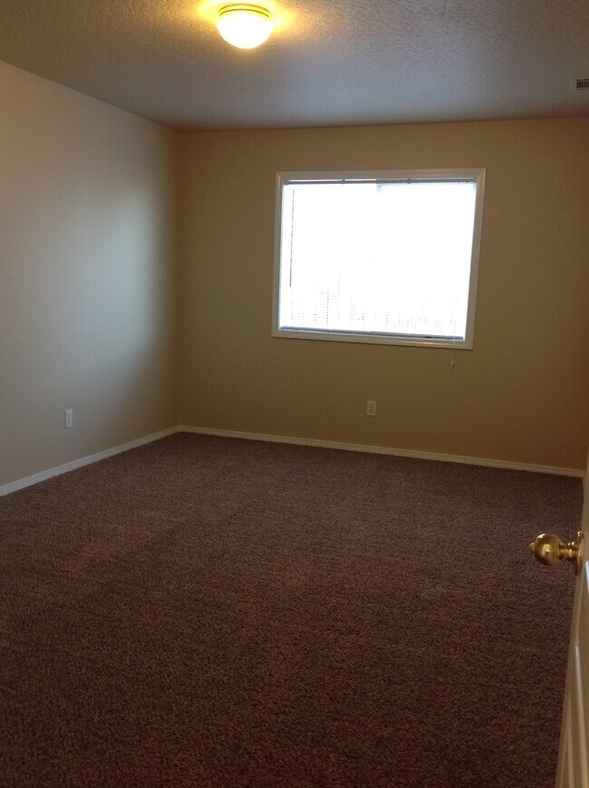 Foto del edificio - Fabulous location. Nice home with new carpet and paint. Living and family room.