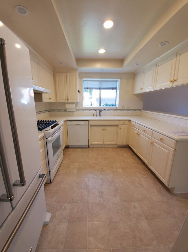 Building Photo - Spacious 4bd/2ba Condo with Double Car Garage