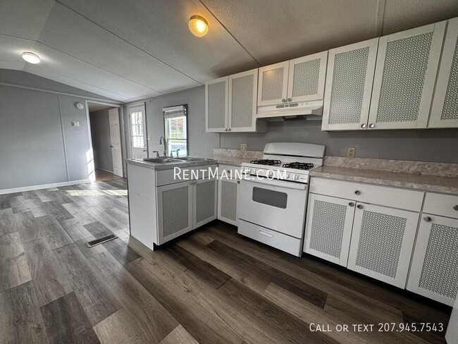 Building Photo - 2 Cloverleaf St