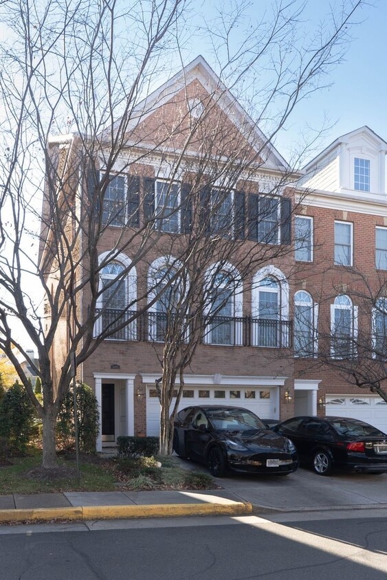 Foto principal - Well Appointed 3 Bedroom 3.5 Bath Townhome...