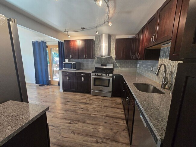 Building Photo - AVAILABLE NOW! Adorable 3 Bedroom Split Entry Home - Monroeville PA