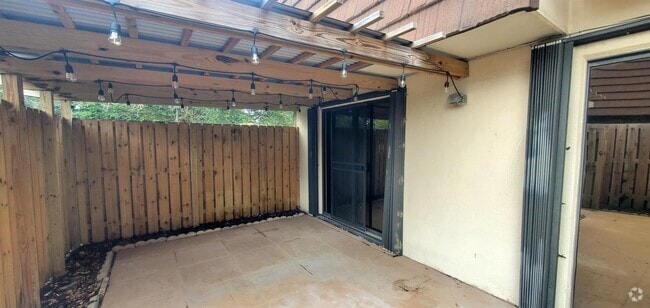 Building Photo - 704 7th Ln