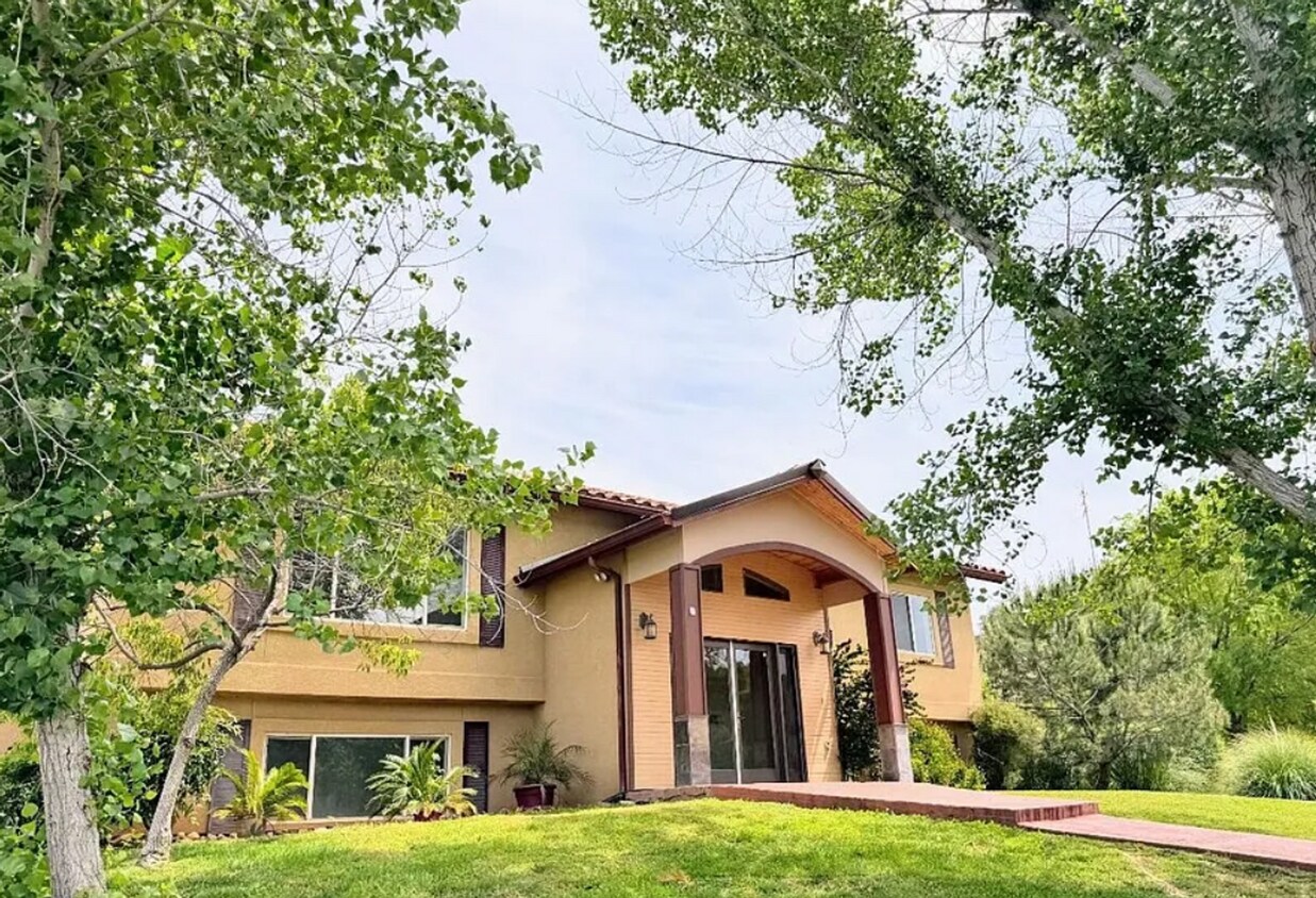 Foto principal - Huge 5 bedroom Home in Scenic Setting