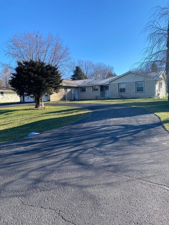 Building Photo - 8105 Cloverdale Ln