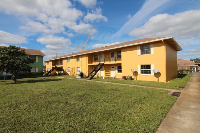 Building Photo - 1655 W Oak Ridge Rd