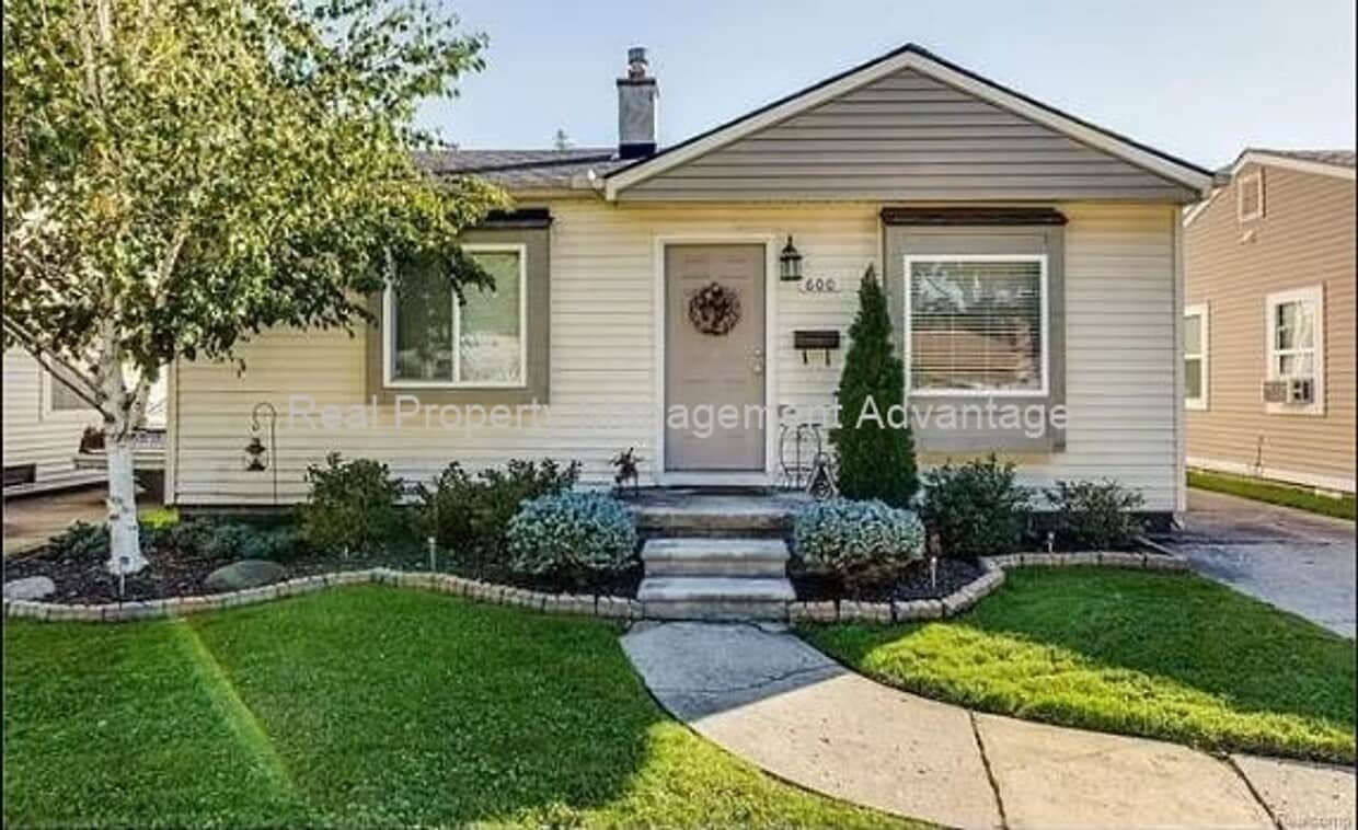 Primary Photo - Mid-Century Style with Modern Comforts, Cl...