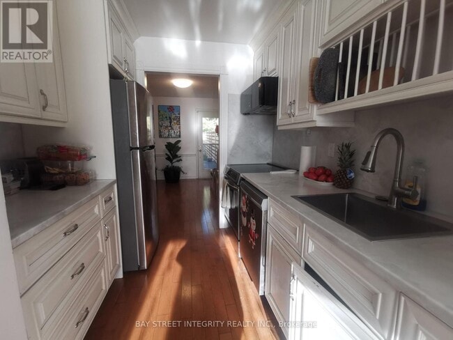 Building Photo - 976 Raintree Ln