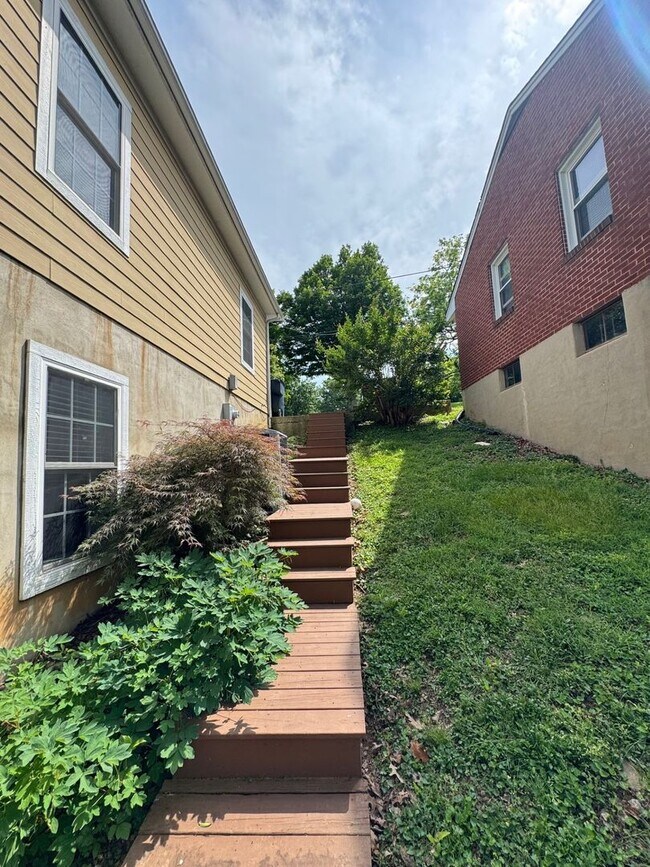 Building Photo - Updated and Spacious 3BR 2Bath House for rent